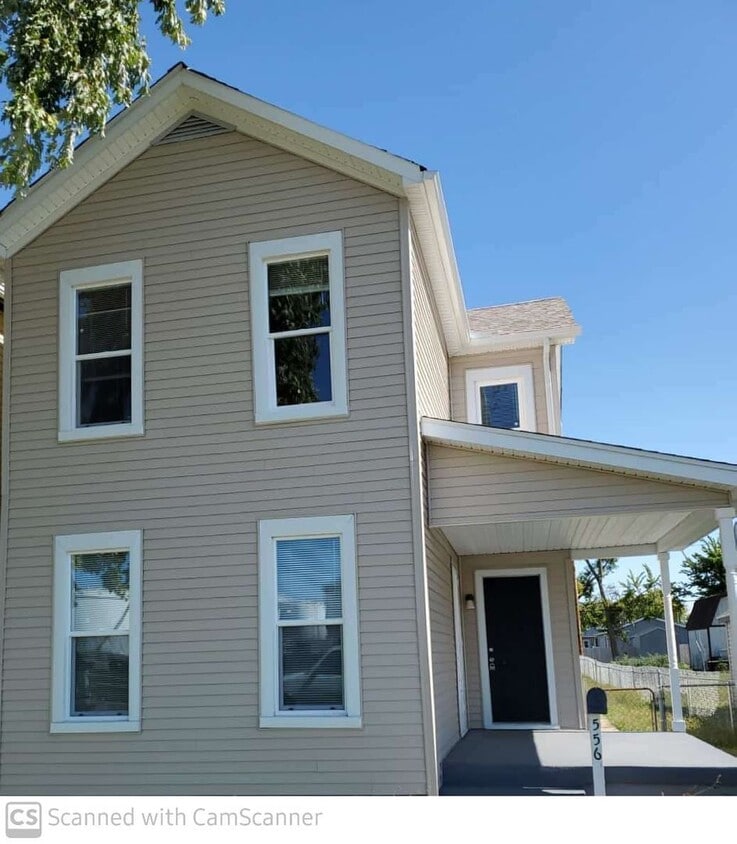 Primary Photo - Refreshed 3 bed 1 bath home convenient to ...