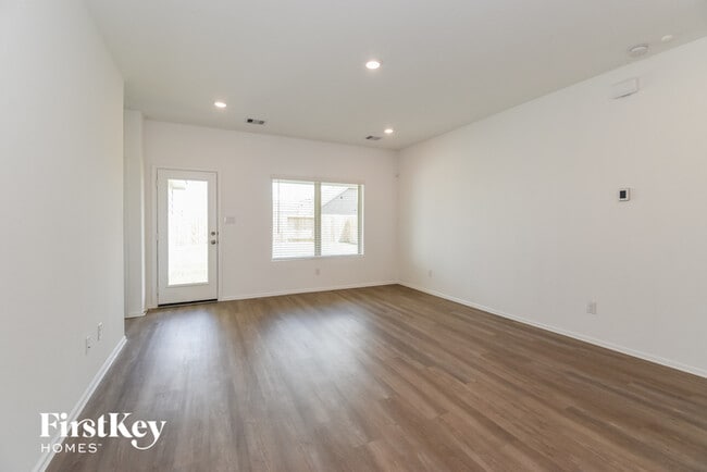 Building Photo - 712 Scenic Lk Dr