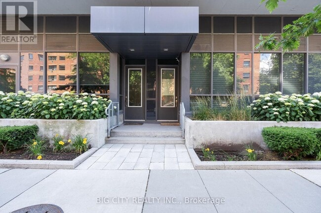 Building Photo - 1030 King St W