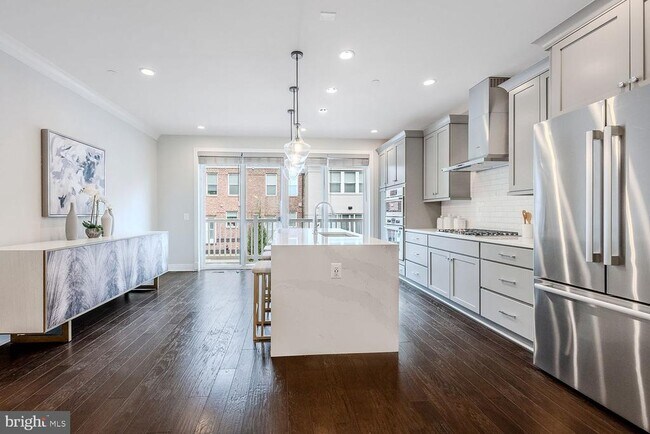 Foto del edificio - 10326 Grosvenor Pl