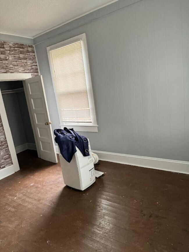 Foto del edificio - Discover the perfect blend of charm and convenience in this delightful 2-bedroom bungalow