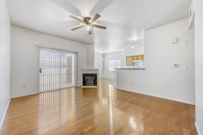 Building Photo - Adorable 1st Floor Condo In Gated Community!