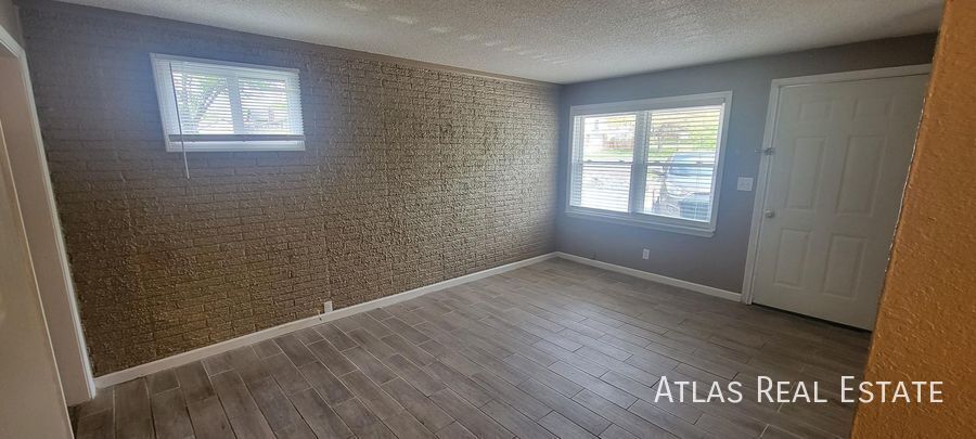 Primary Photo - Cozy 2 bedroom 1 bathroom apartment in Ple...