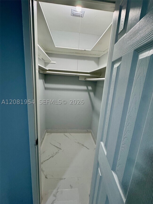 Foto del edificio - 1529 SW 22nd St