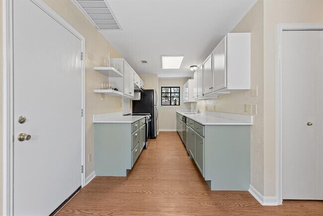 Foto del edificio - 8302 Spring Valley Dr