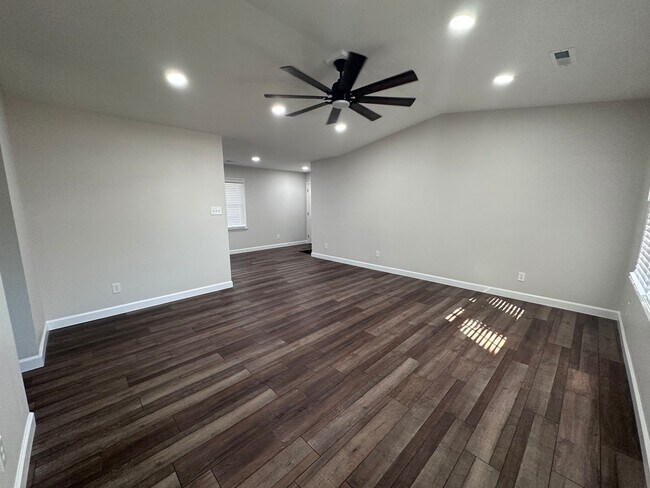 Foto del edificio - 3710 Cherry Blossom Ln