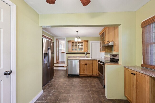 Building Photo - Enchanting Dutch Colonial in heart of Para...