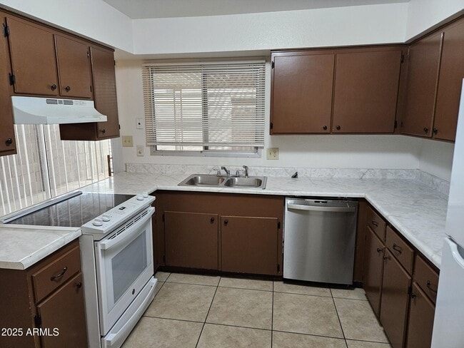Building Photo - 6557 S La Rosa Dr
