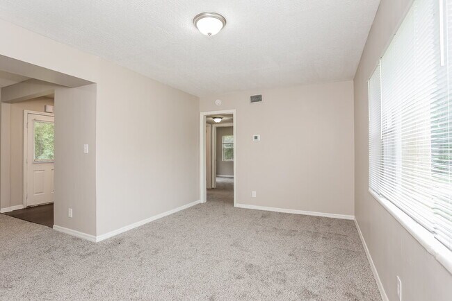 Foto del edificio - 447 Spring Forest Ave