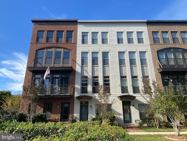 Photo - 924 King Farm Blvd Townhome