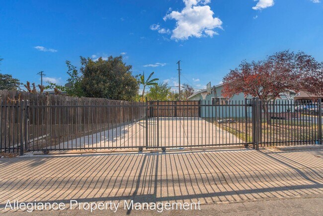 Building Photo - 3 br, 1 bath House - 290 Lindley Dr