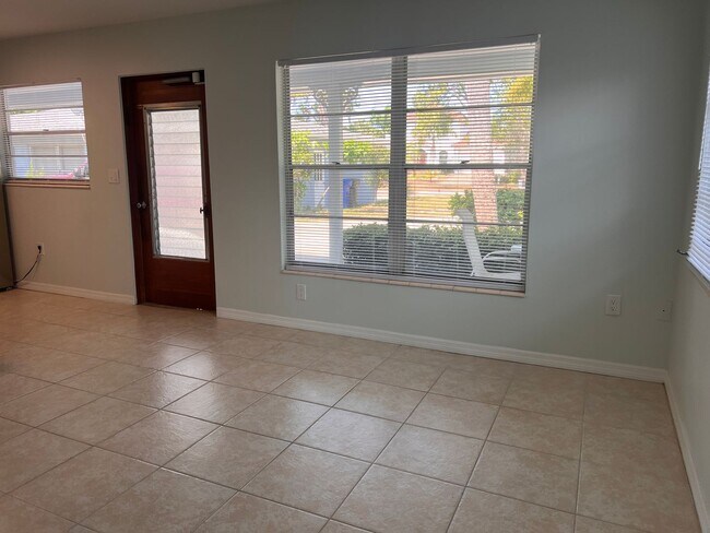Building Photo - 1BR/1BA Newly Renovated Duplex on Venice I...