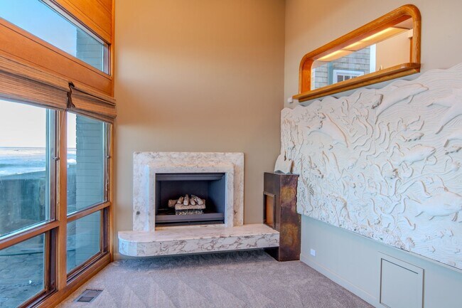 Building Photo - Extraordinary 5-Bed / 5-Bath Oceanfront Pr...