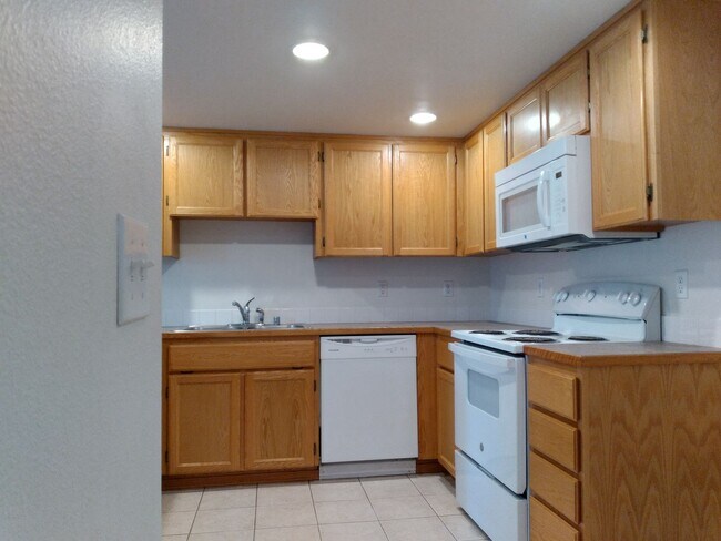 Foto del edificio - Charming 3-Bed Duplex with 2.5 Baths & 1600 Sq Ft - Prime Tacoma Location!