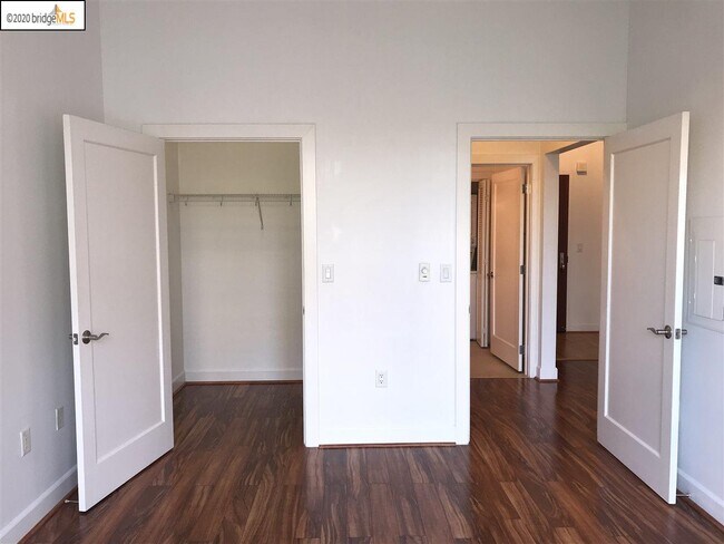 Building Photo - 585 9th St