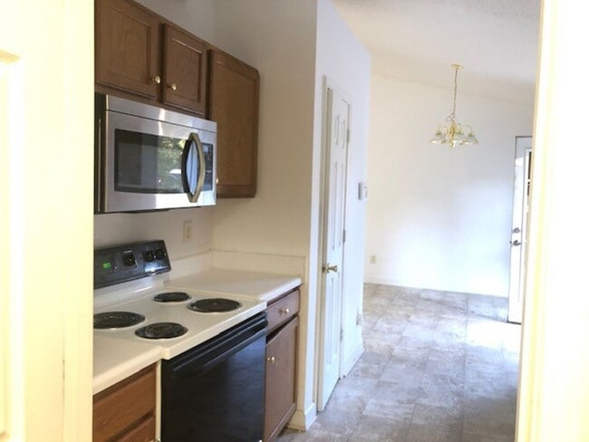 Building Photo - 3 Bed/2 Bath! Coming soon