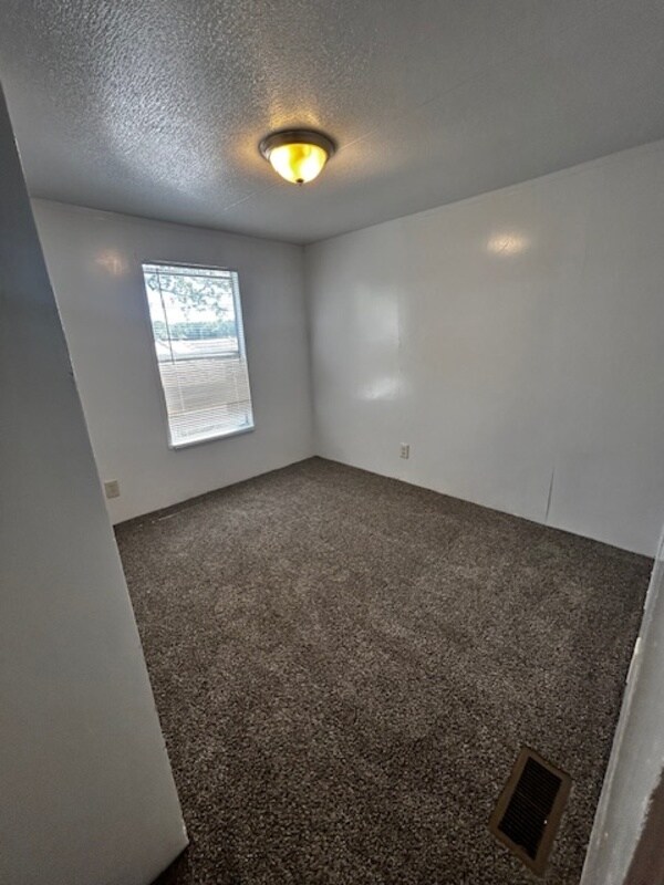 Foto del edificio - 775 Steele Rd