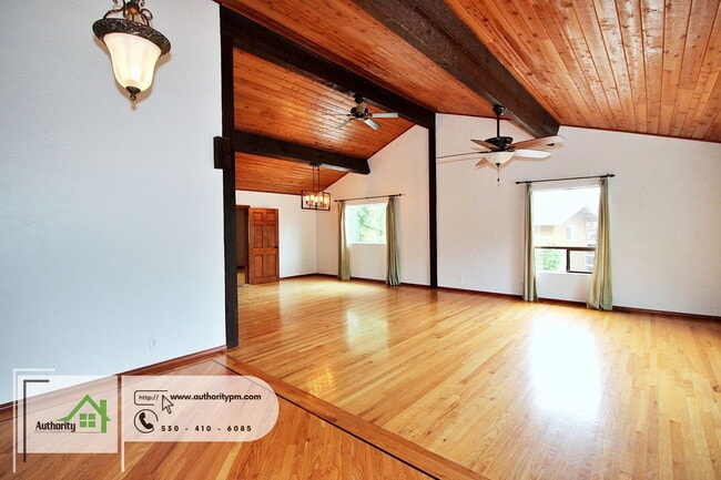 Foto del edificio - 3345 Golden Heights Dr