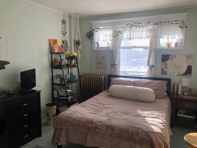 Foto del edificio - AVAILABLE JUNE - Upper 2 Bed 1 Bath Apt w/ Private Laundry