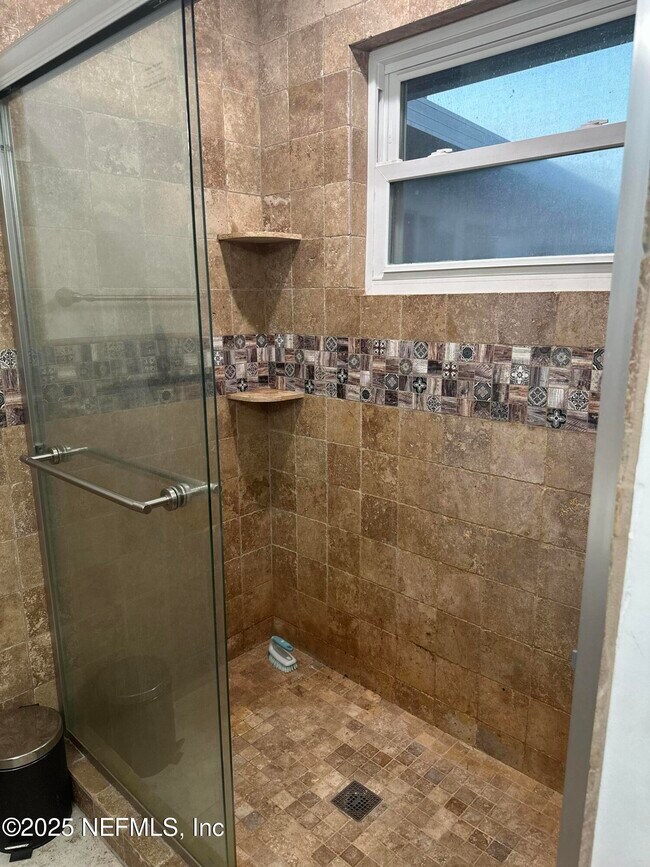 Foto del edificio - 7335 Floral Ridge Dr