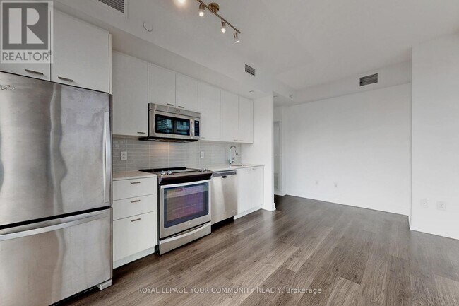 Building Photo - 30-1430 Roehampton Ave