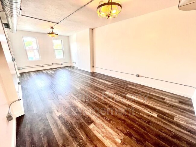 Building Photo - 443 3rd St
