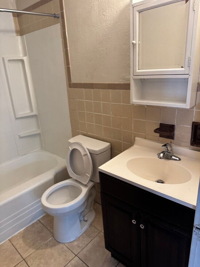 Building Photo - 1st floor unit 3 bedroom 1 bath. Nicely Do...