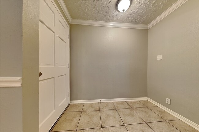 Building Photo - 5351 King Richard Dr