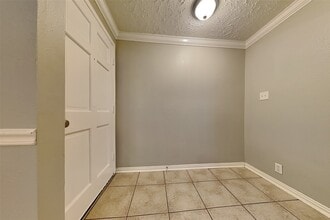 Building Photo - 5351 King Richard Dr