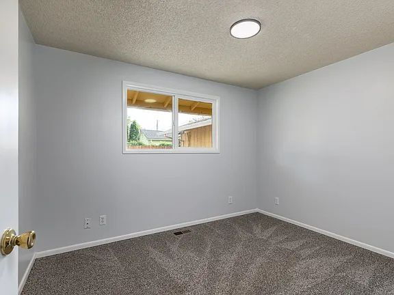 Foto del edificio - "Charming 3-Bedroom Scappoose Retreat with Cozy Fireplace & 2002 Sq Ft of Comfort!"