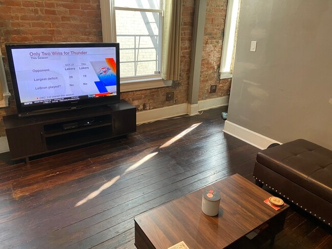 Building Photo - 256 Warner St