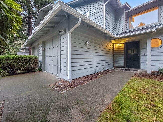 Building Photo - 16004 NE 42nd Ct