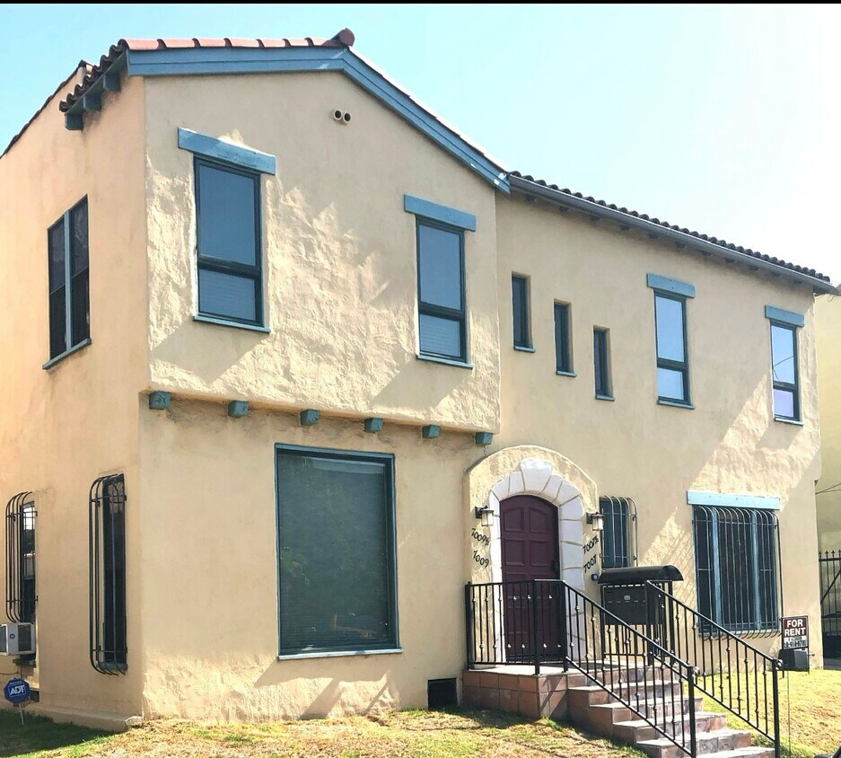 Foto principal - 7007 Willoughby Ave