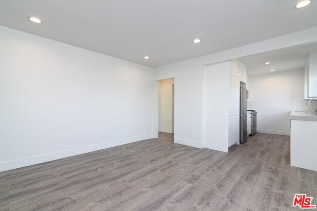 Building Photo - 1310 W Valencia Dr