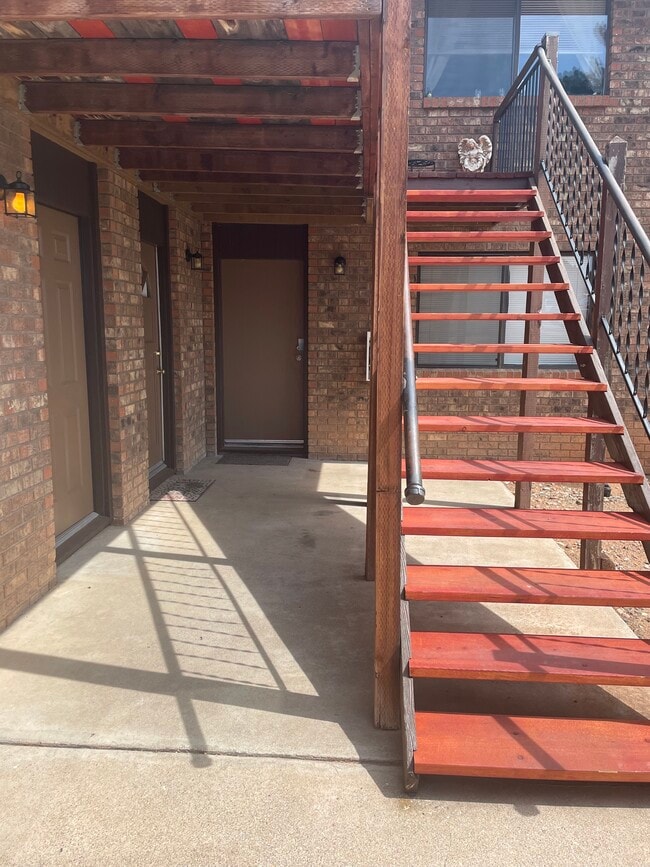 Building Photo - 2495 S Mountain View Dr