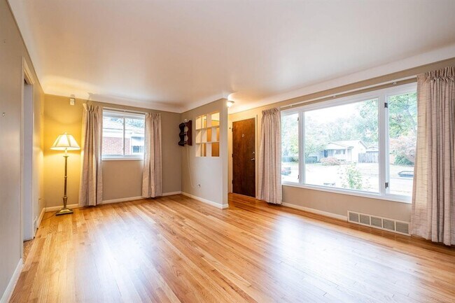 Building Photo - 32725 Grinsell Dr