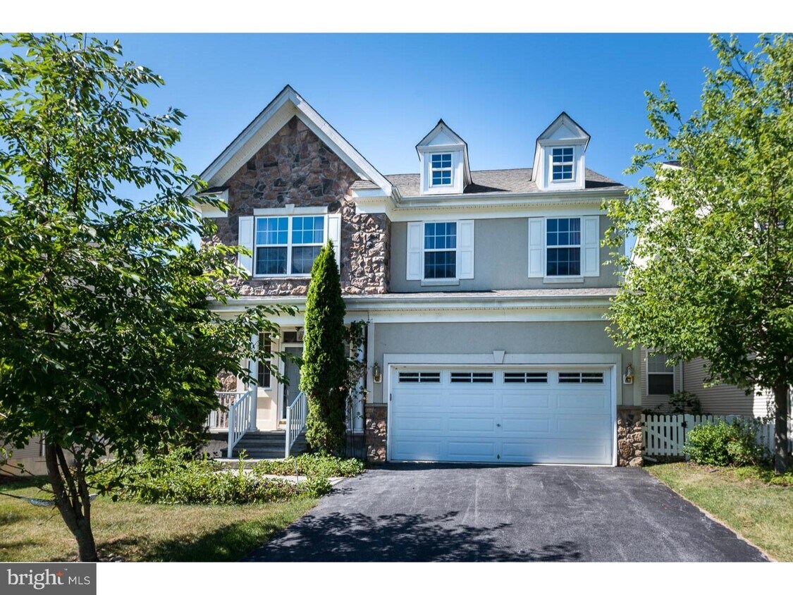 Foto principal - 641 Sunderland Ave W