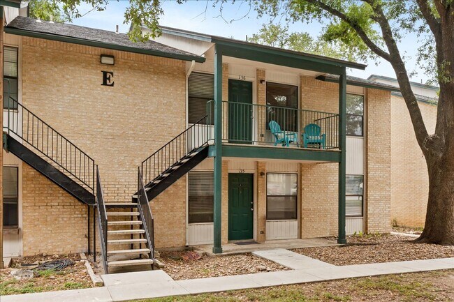 Building Photo - Great Location, Immediate Move In available - 2 bed / 2 bath Condo!