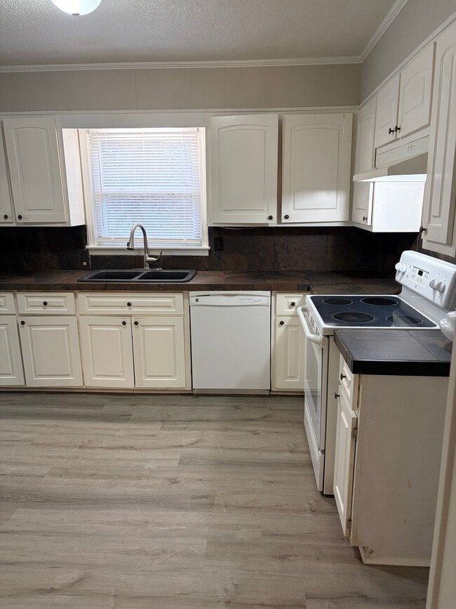 Building Photo - Newly Renovated For You! DEPOSIT SPECIAL $1000.00!