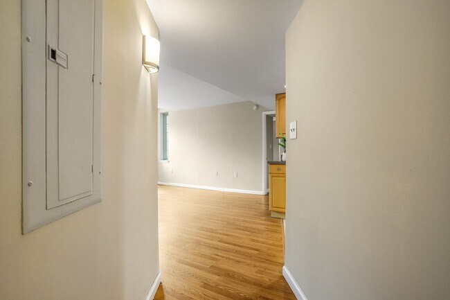 Building Photo - 1 Bedroom Meridian Hill Oasis - Between Ad...