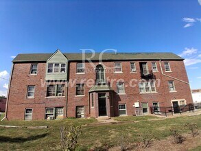 Building Photo - 210 E Walnut St