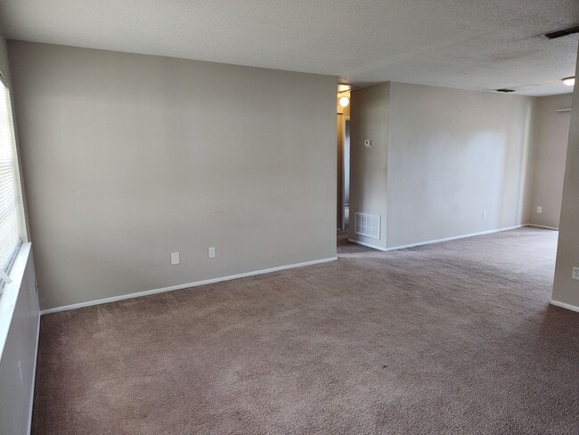Building Photo - 2324 S Sandburg Pt