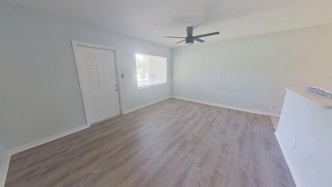 Building Photo - Freshly renovated 3/1