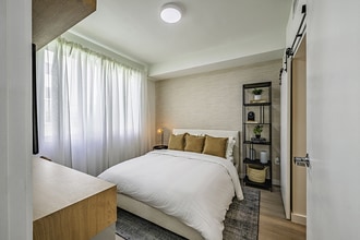 Building Photo - Resia Golden Glades