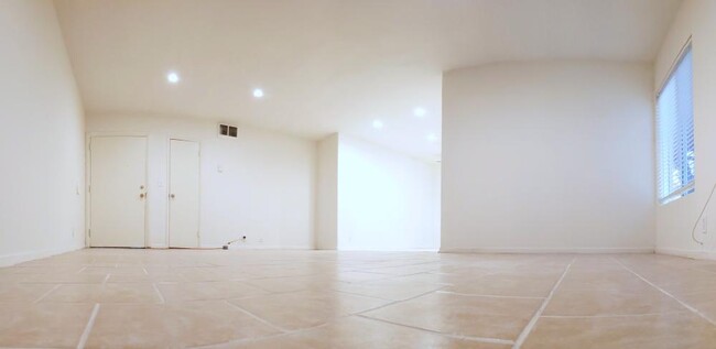 Building Photo - 3 bedroom in Van Nuys CA 91406