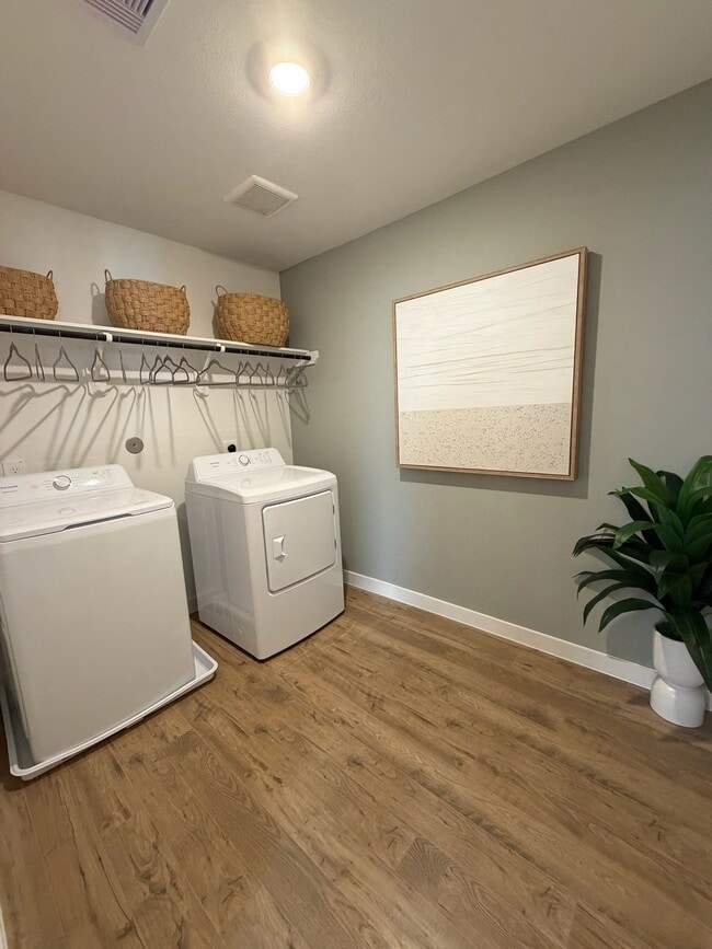 Foto del edificio - 3550 Blue Mockingbird St