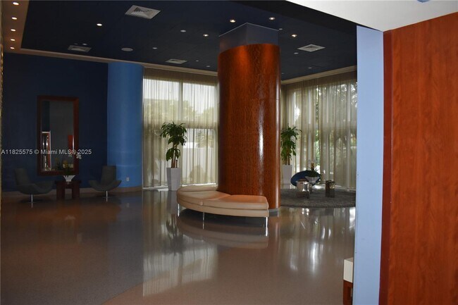 Foto del edificio - 6365 Collins Ave