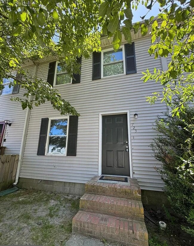 Building Photo - 723 Hemlock St