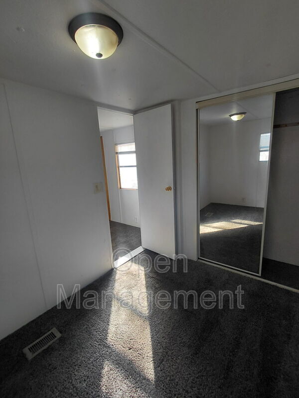 Building Photo - 301 Mantle Ave