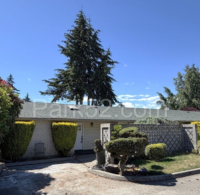 Building Photo - Newly Remodeled 3 Bedroom Duplex
